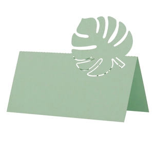 Marque-place vert sauge avec découpe de feuille de monstera pour mariages et réceptions