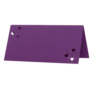 Tarjeta de mesa morada para boda con corazón cortado por láser para invitados