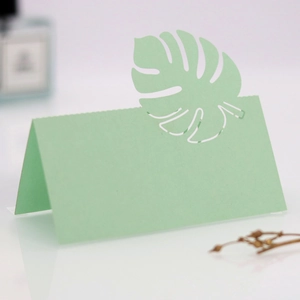 Détail de la carte de table découpée au laser avec motif de feuille de monstera