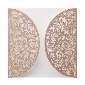 Détail de l'enveloppe d'invitation à paillettes or rose avec motif floral découpé