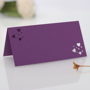 Detalle macro del diseño de corazón cortado por láser en tarjetas de mesa púrpuras
