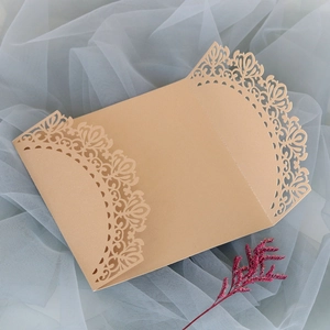 Detalle macro de la invitación de boda dorada cortada por láser con motivos de filigrana