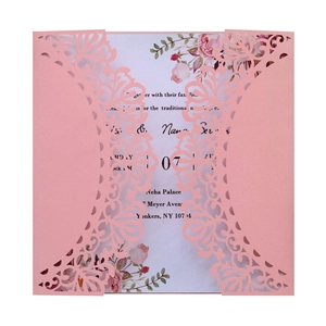 Detalle de invitación rosa cortada con láser e inserto floral en papel perlado