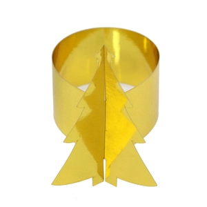 Détail d'un rond de serviette en papier doré brillant avec un design de sapin de Noël