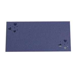 Detalle de patrón de corazón calado en tarjeta de mesa morada para bodas