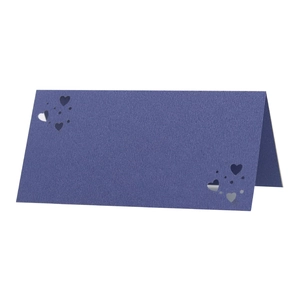 Elegantes tarjetas de mesa moradas con corazón calado para decoración de mesas de boda