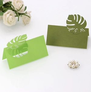 Marque-place feuille de monstera découpée au laser avec détails pour décor de mariage