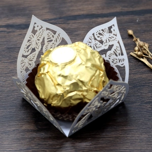 Detailansicht einer weißen lasergeschnittenen Schmetterlings-Süßigkeitenbox mit Gold