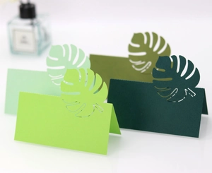 Marque-places feuilles de monstera découpées au laser en quatre tons de vert pour mariage