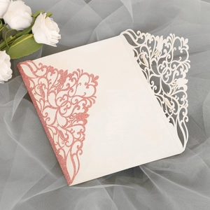 Détail de l'invitation de mariage découpée au laser avec motifs floraux pailletés