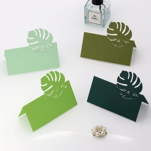 Vue détaillée des marque-places découpés au laser avec motif de feuilles de monstera