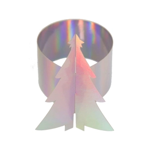 Détail macro du rond de serviette holographique avec motif de sapin de Noël festif