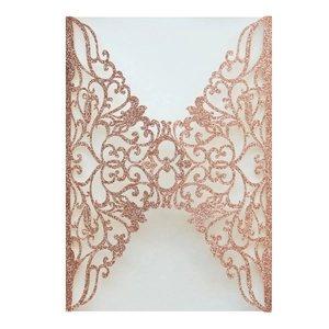 Détails de motifs de vigne découpés au laser sur invitations de mariage rose gold pailleté