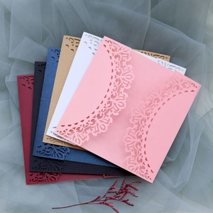Set de fundas para invitaciones cortadas con láser con motivo floral en varios colores