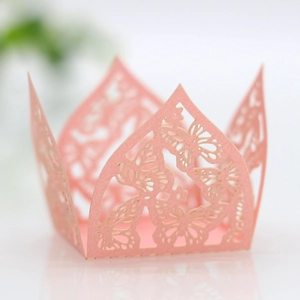 Detaillierte lasergeschnittene Muffinform in Rosa mit Schmetterlings- und Blumenmuster