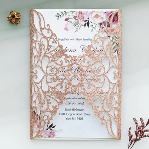 Détail de l'invitation de mariage pailletée or rose avec carte interne fleurie