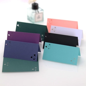 Tarjetas de mesa de corazón cortadas con láser en varios colores de papel perlado
