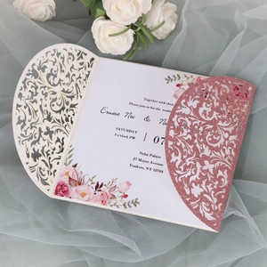 Détails de l'invitation de mariage découpée au laser avec paillettes et carte fleurie
