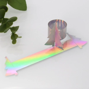 Vue détaillée des ronds de serviette sapin de Noël avec finition laser holographique