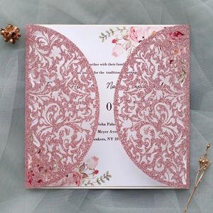 Détail de faire-part de mariage découpé au laser en paillettes roses avec fleur