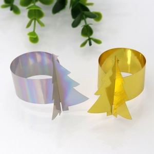 Détail de ronds de serviette sapin de Noël en finition miroir or métallique et argent laser