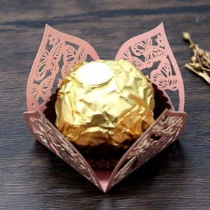 Makroaufnahme einer lasergeschnittenen rosa Schmetterlings-Pralinenschachtel aus Papier