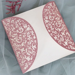 Invitation de mariage découpée au laser en paillettes or rose avec motifs de fleurs