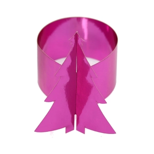 Détail d'un rond de serviette sapin de Noël rose métallique avec design 3D plié