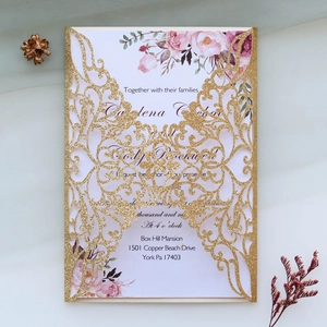 Détail de l'invitation de mariage dorée découpée au laser avec carte intérieure florale