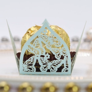 Detail von lasergeschnittenem Schmetterling-Schokoladenhalter mit Goldfolien-Trüffel
