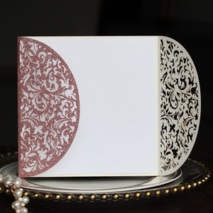 Vue détaillée du faire-part de mariage pailleté avec découpe laser et motif floral
