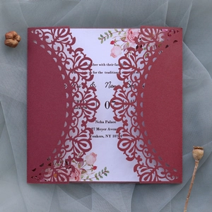 Detalle de invitación de boda calada con láser con elegante diseño floral y fondo suave