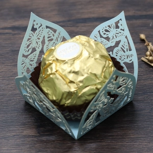 Nahaufnahme der lasergeschnittenen Schmetterling-Pralinenschachtel in Hellblau mit Goldfolie