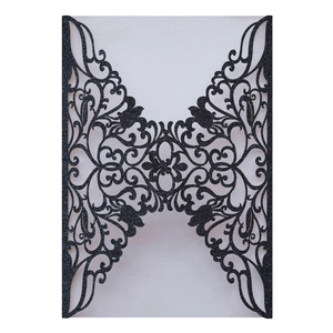 Détail de l'invitation de mariage découpée au laser avec paillettes noires et motifs