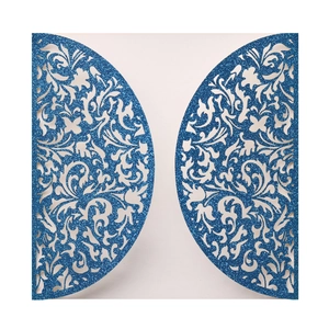 Détail du motif floral découpé au laser sur pochette d'invitation de mariage bleue