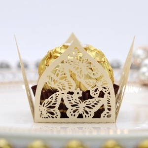 Detailliertes lasiges Schmetterlingsmuster auf metallic champagnergoldener Pralinendose