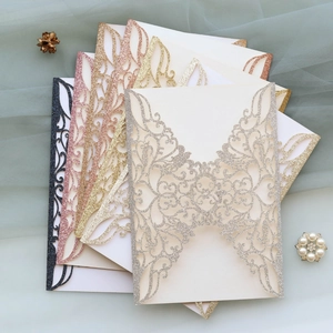 Détails de couvertures d'invitation de mariage découpées au laser avec paillettes dorées