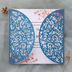 Détail du faire-part de mariage bleu scintillant découpé au laser avec page florale