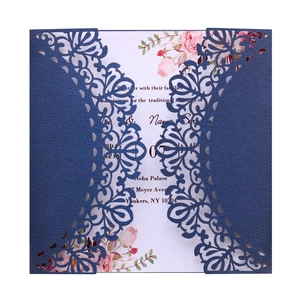 Detalle de invitación de boda azul marino cortada con láser con elegante textura floral