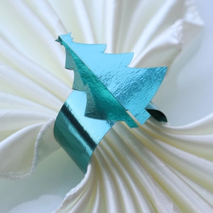 Détail du rond de serviette sapin de Noël turquoise métallisé sur satin blanc