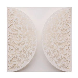 Housse d'invitation blanche découpée au laser avec finition pailletée et motif floral