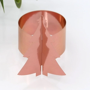 Vue détaillée du rond de serviette sapin de Noël en or rose avec finition métallique