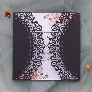 Detalle de invitación de boda calada con corte láser e inserto floral sobre malla