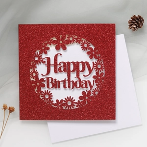 Détail de la carte d'anniversaire rouge pailletée découpée au laser avec motif floral