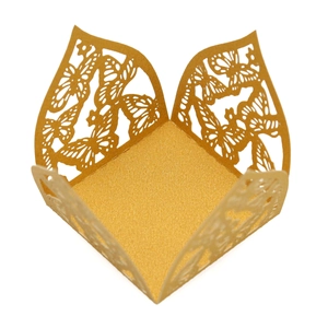Makroaufnahme der lasergeschnittenen goldenen Schmetterlings-Bonbonschachtel für Hochzeiten