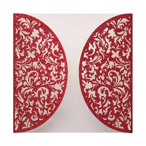 Détails de motifs floraux découpés au laser sur papier rouge scintillant pour invitations