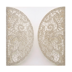 Detail der lasergeschnittenen Hochzeitskarte in Goldglitzer mit feinem Spitzenmuster