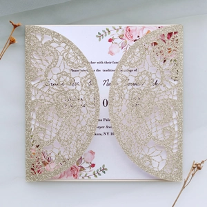 Detailansicht lasergeschnittener Glitzerpapier-Spitze und Blumeneinlage für Einladungen