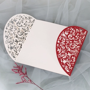 Carte découpée au laser avec finition pailletée rouge pour invitations de mariage