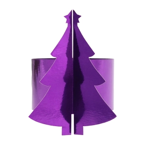 Détail macro du rond de serviette sapin de Noël violet brillant pour décor de table